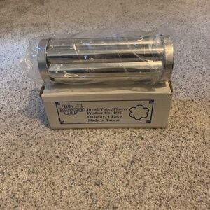 Pampered Chef Flower Bread Tube - Silver